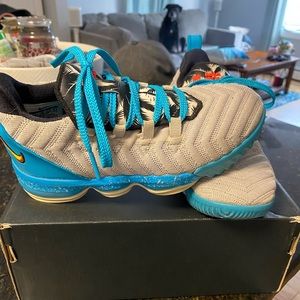 Kids basketball sneakers